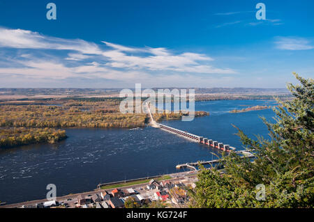 Donnant sur alma Wisconsin et du fleuve Mississippi à l'écluse et barrage de buena vista 4 city park Banque D'Images