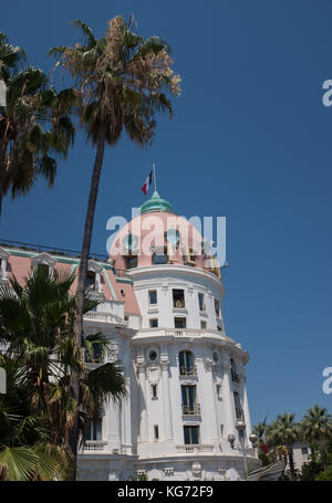 Extérieur de l'Hôtel Negresco, palmier en premier plan à Promenade des Anglais, Nice, Côte d'Azur, Provence-Alpes-Côte d'Azu, France. Banque D'Images