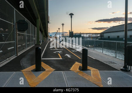 New York, NY, USA - bornes d'acier le long de la rivière Hudson, dans Harlem piers park, east coast greenway. crédit ©stacy walsh rosenstock/ alamy Banque D'Images