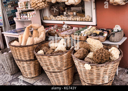 Shopping dans la vieille ville de kerkyra sur l'île grecque de Corfou Banque D'Images