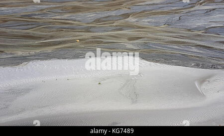 Rverbed, photographié d'en haut, de l'air : au bas de la photo est une dune de sable blanc, dans la partie supérieure de la rivière avec interwoven jets d'eau. Banque D'Images