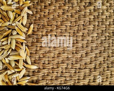 Les graines de riz indien dans les gunnysack texture avec copie espace pour l'écriture Banque D'Images