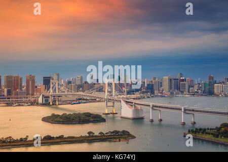 Tokyo. cityscape de droit de Tokyo, Japon avec pont en arc-en-ciel au coucher du soleil. Banque D'Images