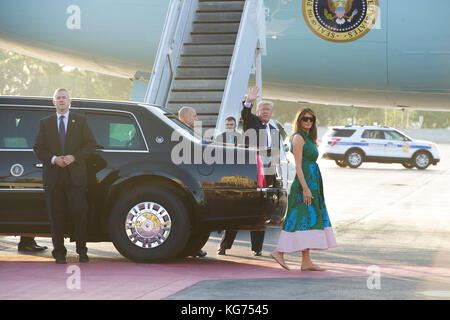 Le président Donald Trump et la première dame Melania Trump partent d'une base commune Pearl Harbor-Hickam, Texas, pour Tokyo, Japon, 4 novembre, 2017. Banque D'Images