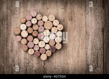 Heap of assorted wine corks sur fond de bois. with copy space Banque D'Images