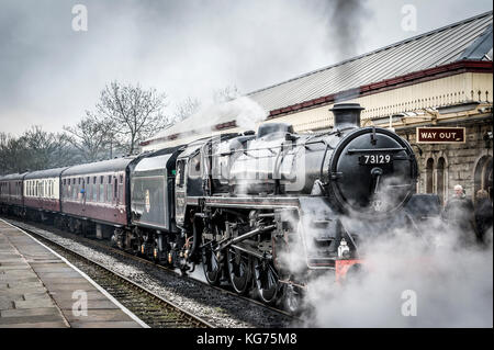 Une locomotive à vapeur tire dans la plate-forme à ramsbottom station sur l'east lancs railway Banque D'Images