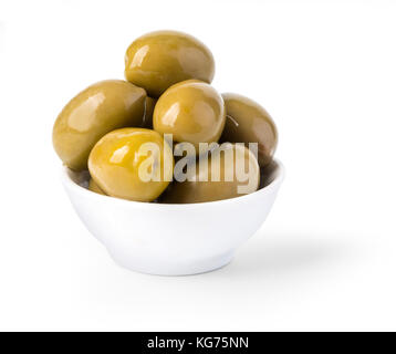 Bol de saumure olives vertes isolated on white with clipping path Banque D'Images