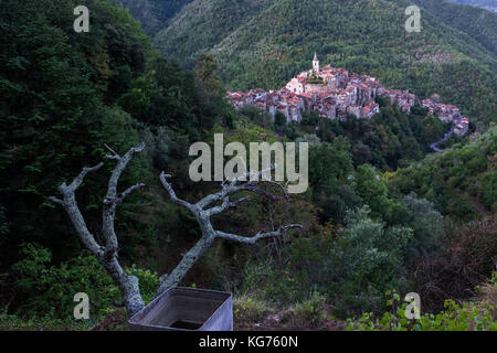 Vue sur le village d'Apricale, Italie. Apricale est une ville de la province d'Imperia, dans la région italienne du nord de la Ligurie Banque D'Images