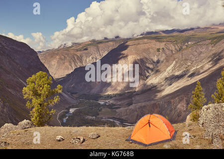 Une orange tente au bord du canyon Banque D'Images