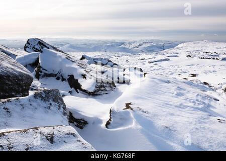 Couverts de neige en hiver paysage tor, kinder scout, Derbyshire, Angleterre, RU Banque D'Images