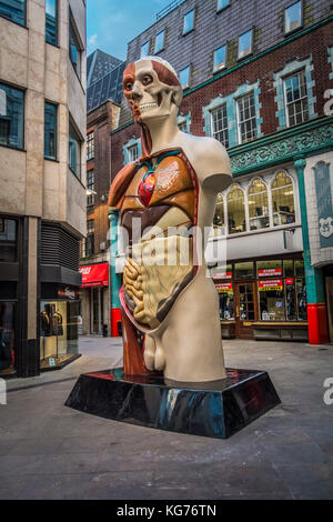 Damien Hurst's 'Temple' sculpture en bronze peint sur Cullum Street, London, EC3. Une partie de la sculpture dans la ville d''art originales. Banque D'Images