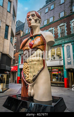 Damien Hurst's 'Temple' sculpture en bronze peint sur Cullum Street, London, EC3 - partie de la sculpture dans la ville d''art originales. Banque D'Images