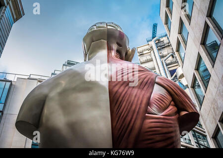 Damien Hurst's 'Temple' sculpture en bronze peint sur Cullum Street, London, EC3 - partie de la sculpture dans la ville d''art originales. Banque D'Images