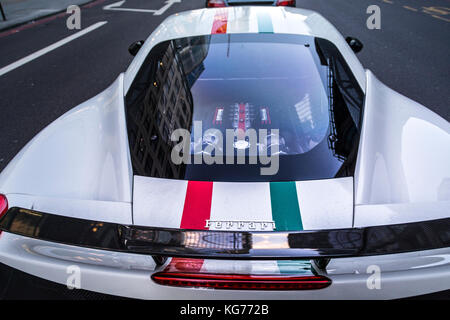 Une voiture de sport Ferrari blanche enregistrée par Omani garée à Bishopsgate, Londres, Royaume-Uni Banque D'Images