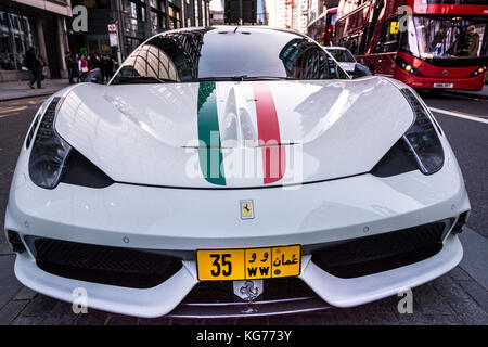 Une voiture de sport Ferrari enregistrée par Omani garée à Bishopsgate, Londres, Angleterre, Royaume-Uni Banque D'Images