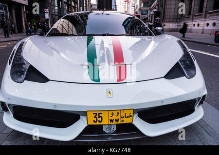 Une voiture de sport Ferrari enregistrée par Omani garée à Bishopsgate, Londres, Angleterre, Royaume-Uni Banque D'Images