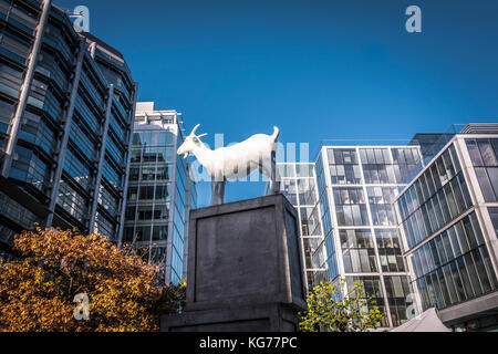 Kenny Hunter's Prize-winning 'je' Chèvre statue en place de l'évêque, Spitalfields, Londres, E1, au Royaume-Uni. Banque D'Images