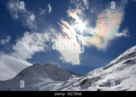 Paysage d'hiver en Autriche avec les cirrus colorés autour du soleil. Banque D'Images