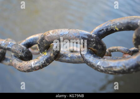 Une chaîne holding up un héritage ancien pont. Banque D'Images