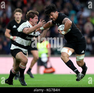 Ardie Savea (à droite), en Nouvelle-Zélande, a arrêté Kwagga Smith de Barbarian lors du match international d'automne à Twickenham, Londres. Banque D'Images