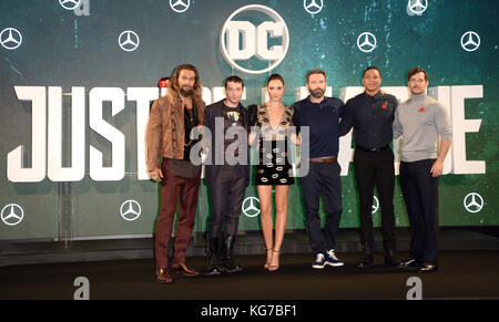 La Photo Doit Être Créditée ©Alpha Press 078237 04/11/2017 Jason Momoa, Ezra Miller, Gal Gadot, Ben Affleck, Ray Fisher Et Henry Cavill Justice League Photocall Londres Banque D'Images