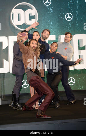 La Photo Doit Être Créditée ©Alpha Press 078237 04/11/2017 Jason Momoa, Ezra Miller, Gal Gadot, Ben Affleck, Ray Fisher Et Henry Cavill Justice League Photocall Londres Banque D'Images