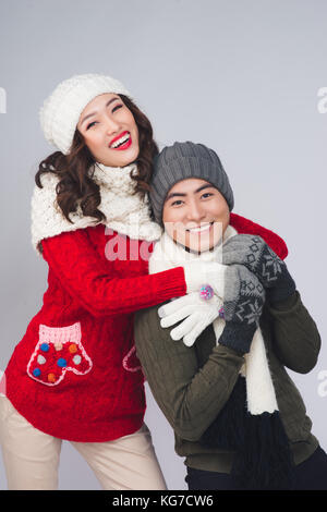 Happy young couple in winter fashion Banque D'Images