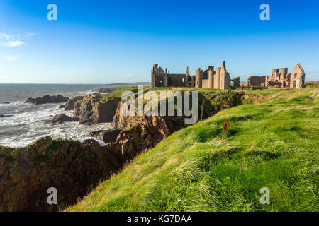 La falaise ruines de Slains Castle sur la côte de la mer du Nord dans l'Aberdeenshire, Ecosse - aurait été l'inspiration pour le roman de Bram Stoker "Dracula". Banque D'Images