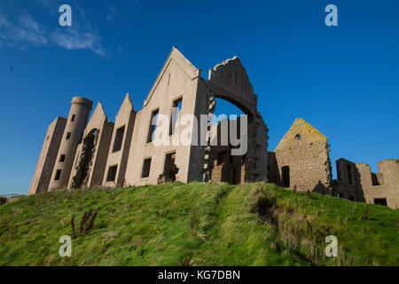 La falaise ruines de Slains Castle sur la côte de la mer du Nord dans l'Aberdeenshire, Ecosse - aurait été l'inspiration pour le roman de Bram Stoker "Dracula". Banque D'Images