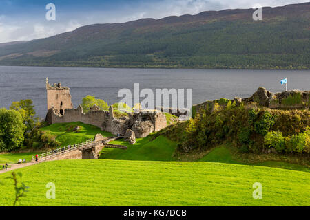 Le Château d'Urquhart's ruines historiques sur les rives du Loch Ness Près de Drumnadrochit, Highland, sont aujourd'hui l'un des châteaux les plus visités en Ecosse. Banque D'Images