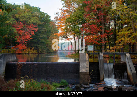 Trickling Falls et Powwow Étang en automne avec des feuillages d'automne, à l'Est de Kingston, New Hampshire, USA Banque D'Images