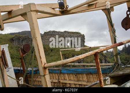 L'épave de bateau de pêche - darna corum se désintégrant sur la plage du château bay sous les ruines historiques de strome château. north strome. lochcarron. Banque D'Images