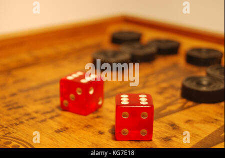 L'ancien jeu oriental - backgammon, deux dés rouges, noir plaquettes Banque D'Images