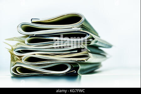 Pile de papiers d'affaires, juridiques ou d'assurance pliés Banque D'Images