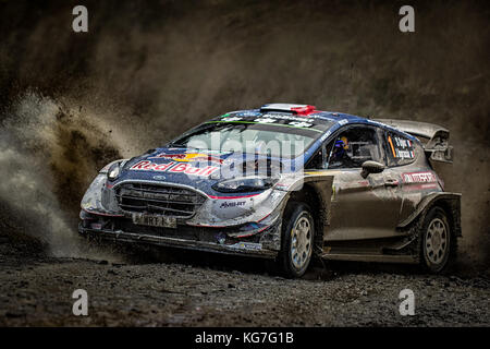 Sebastien Ogier en route vers son cinquième Championnat du monde WRC World Rally Championship jour assurer Wales Rally GB 2017 Banque D'Images