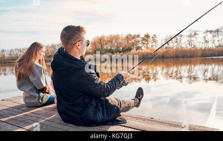 La famille sur la pêche d'automne Banque D'Images