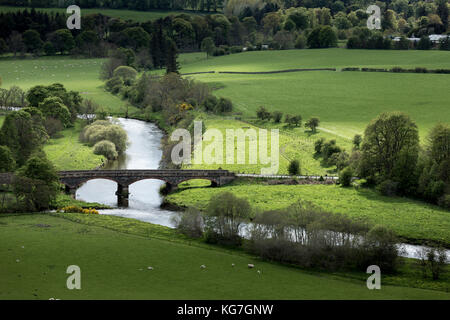 Manoir pont traverse la rivière Tweed juste en dehors de la ville de peebles dans la région des Borders of Scotland Banque D'Images