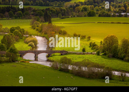 Manoir pont traverse la rivière Tweed juste en dehors de la ville de peebles dans la région des Borders of Scotland Banque D'Images