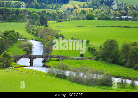 Manoir pont traverse la rivière Tweed juste en dehors de la ville de peebles dans la région des Borders of Scotland Banque D'Images