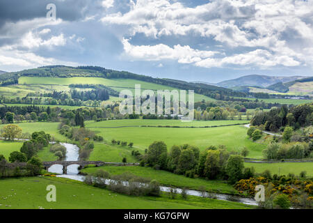 Manoir pont traverse la rivière Tweed juste en dehors de la ville de peebles dans la région des Borders of Scotland Banque D'Images