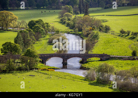 Manoir pont traverse la rivière Tweed juste en dehors de la ville de peebles dans la région des Borders of Scotland Banque D'Images