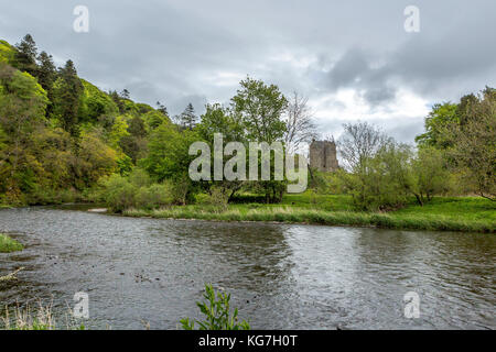 Neidpath Castle est situé sur les rives de la rivière Tweed juste en dehors de la ville de peebles dans les Scottish Borders Banque D'Images