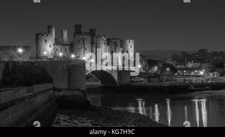 Une soirée mono noir et blanc photographie de nuit Château de Conwy, au Pays de Galles uk la nuit début de soirée Banque D'Images