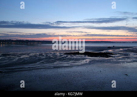 Vue sur St Helier de St Aubin au lever du soleil Banque D'Images
