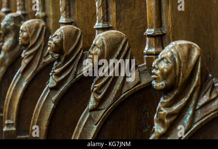 Orbais l'abbaye, France - 11 juin 2017 : intérieur de l'église d'orbais l'abbaye avec les postes avec les chefs des moines, France. Banque D'Images