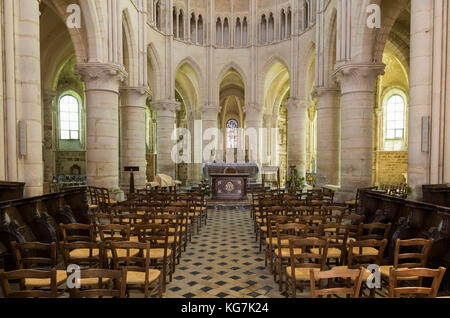 Orbais l'abbaye, France - 11 juin 2017 : intérieur de l'église d'orbais l'abbaye avec des chaises, de piliers et de l'autel, en France. Banque D'Images