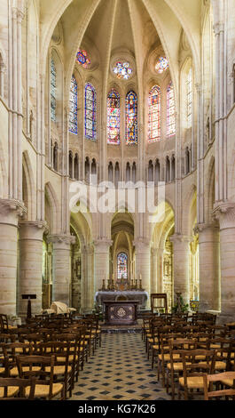 Orbais l'abbaye, France - 11 juin 2017 : intérieur de l'église d'orbais l'abbaye avec chaises, piliers, des vitraux et de l'autel, en France. Banque D'Images