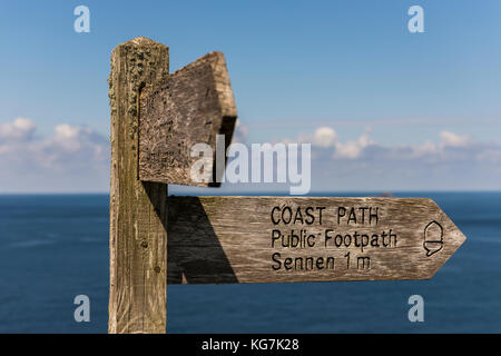 La fin des terres, Angleterre - 27 avril 2017 : signe de l'autre chemin et sentier public à Cornwall à l'océan et de ciel bleu. Banque D'Images