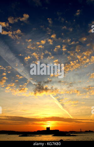 Lever de soleil fantastique sur st aubins fort, jersey Banque D'Images