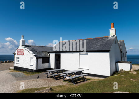 La fin des terres, Angleterre - 27 avril 2017 : Dernière/première maison et café à la fin des terres en été avec ciel bleu. Banque D'Images